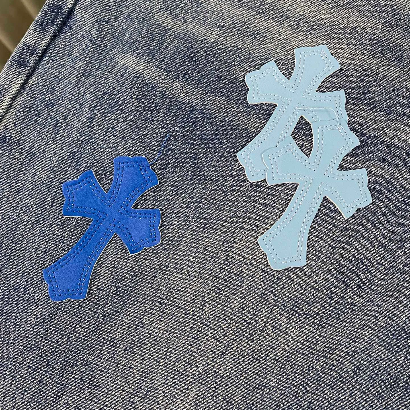 P220 chrome hearts 2025 new double blue cross patchwork leather jeans vi Top heavy industry fashionable design] Consistent high street luxury style creation. Speaking of this style, the Zangyin family and GU family are definitely the leading representative brands. Especially the Zangyin family has really achieved a state-of-the-art effect in creating high street style. The unique washed material is used to create this style. The color system is quite eye-catching. After it is decorated with patchwork cross flowers, it cleverly highlights the charm of the brand. Secondly, this style uses classic The classic high-waist cutting design highlights the long legs and fashionable temperament of the upper body. The brand is highly recognizable and the slim fit configuration is more suitable for daily wear. It is a product that interprets personality, fashion, and specifications at a glance. This single product is enough to make any fan excited. It can be a white T-shirt for youthful preppy style, or a tight suspender for lady style. It has strong matching ability and can be easily controlled by men.  [Materials and craftsmanship] Needless to say, this point goes without saying. As an excellent craftsman brand, Zangyin’s requirements for details and craftsmanship are really perfect. The washed color of this model has gone through so many processes, not to mention the embellishment of denim appliques. It is also purely hand-made and sewn. Just like what they believe in, only hand-made things have soul and have the meaning of wear. A top-notch heavy-duty fashionable denim item, I look forward to your perfect interpretation! !  Size:28-34